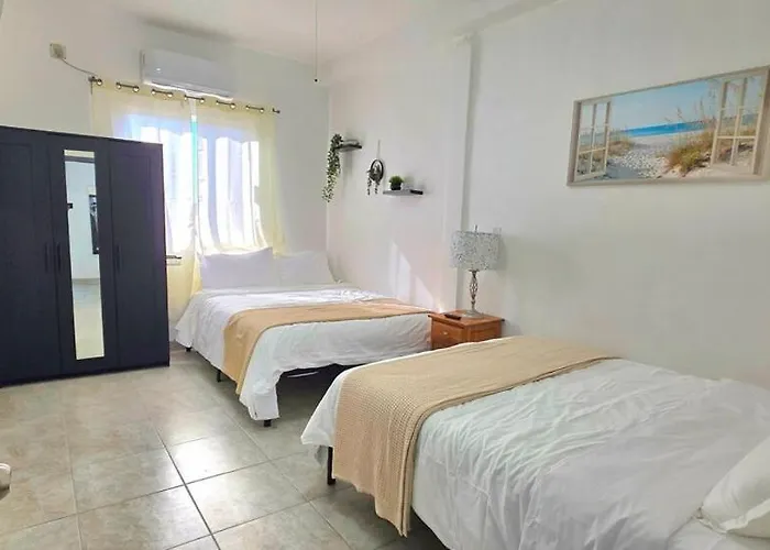 10 Min From Beach! 4 Queen Beds