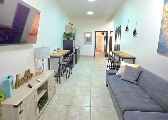 10 Min From Beach! 4 Queen Beds